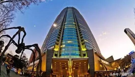 一个从来没用过童车的爸爸抱着孩子去日本水族馆吓人了！