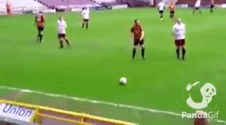 足球搞笑GIF（3）：老兄，你得注意点啊，几万人在看球赛呢