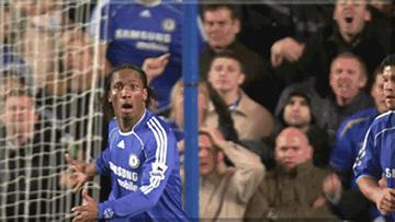 足球搞笑GIF（3）：老兄，你得注意点啊，几万人在看球赛呢