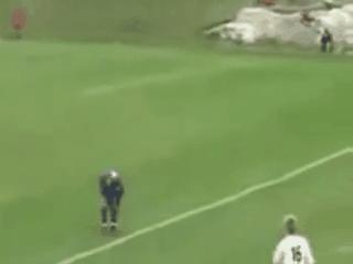 足球搞笑GIF（3）：老兄，你得注意点啊，几万人在看球赛呢