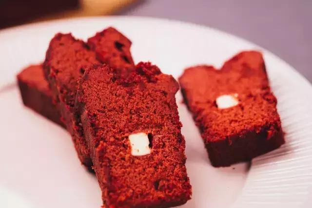 她用只卖7天的芝士条征服明星，如今带着纯手工的磅蛋糕降临魔都