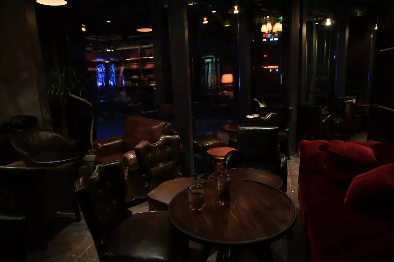 玉皇山下这家花园餐厅歧视单身狗!这么大的鱼头叫我怎么吃