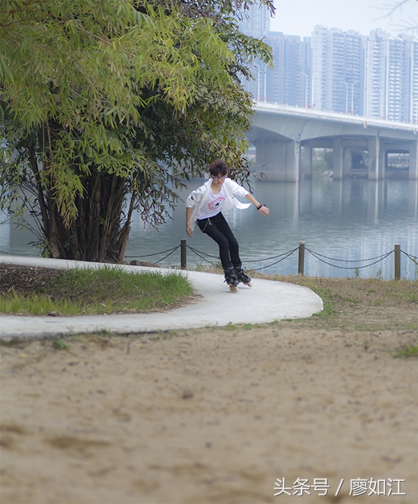 走近轮滑世界（滑旱冰）——摄于江滨公园