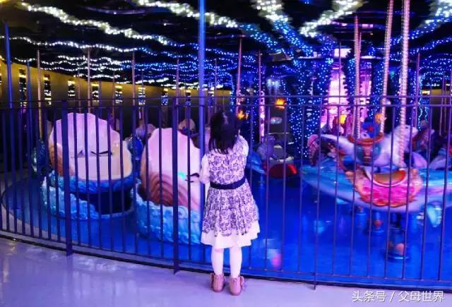 一个从来没用过童车的爸爸抱着孩子去日本水族馆吓人了！