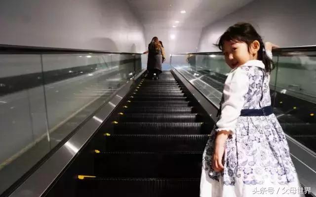 一个从来没用过童车的爸爸抱着孩子去日本水族馆吓人了！