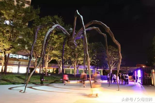 一个从来没用过童车的爸爸抱着孩子去日本水族馆吓人了！