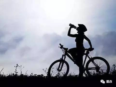 不锈钢水壶烧的水有异味怎么办,怎么除去骑行水壶的塑料味道