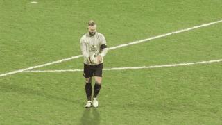 足球搞笑GIF（3）：老兄，你得注意点啊，几万人在看球赛呢