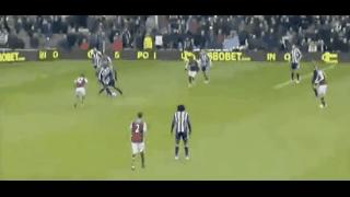 足球搞笑GIF（3）：老兄，你得注意点啊，几万人在看球赛呢