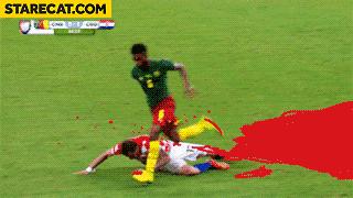 足球搞笑GIF（3）：老兄，你得注意点啊，几万人在看球赛呢