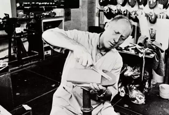 欺骗、盗窃、培植间谍,这是运动帝国耐克创始人奈特的前传