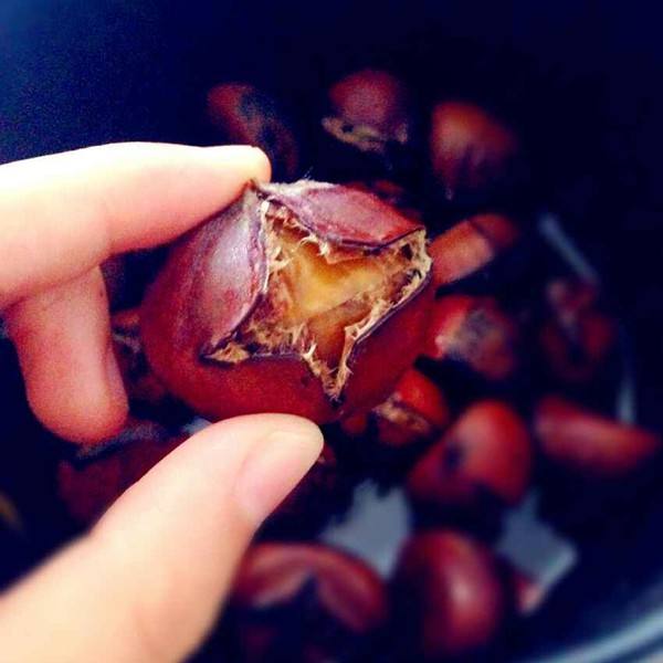 90后小伙街头卖栗子,卖板栗真实收入