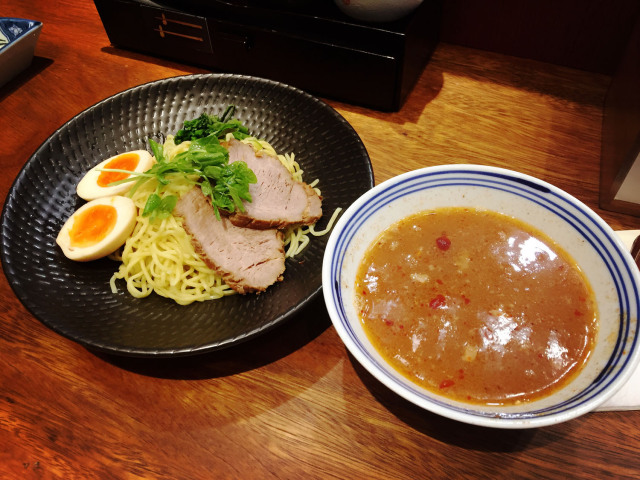 玉皇山下这家花园餐厅歧视单身狗!这么大的鱼头叫我怎么吃