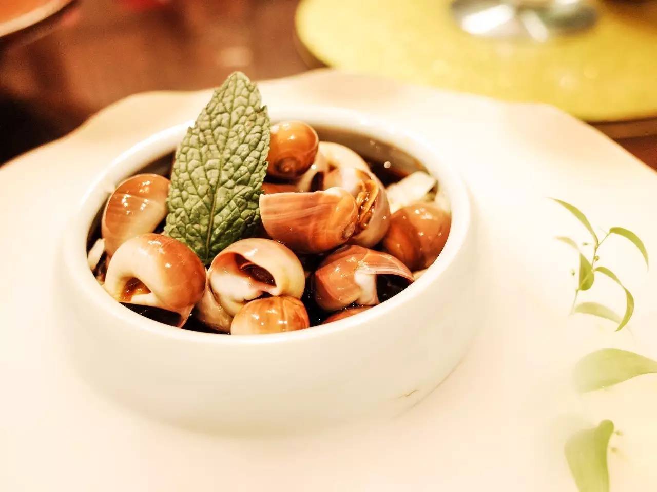 玉皇山下这家花园餐厅歧视单身狗!这么大的鱼头叫我怎么吃