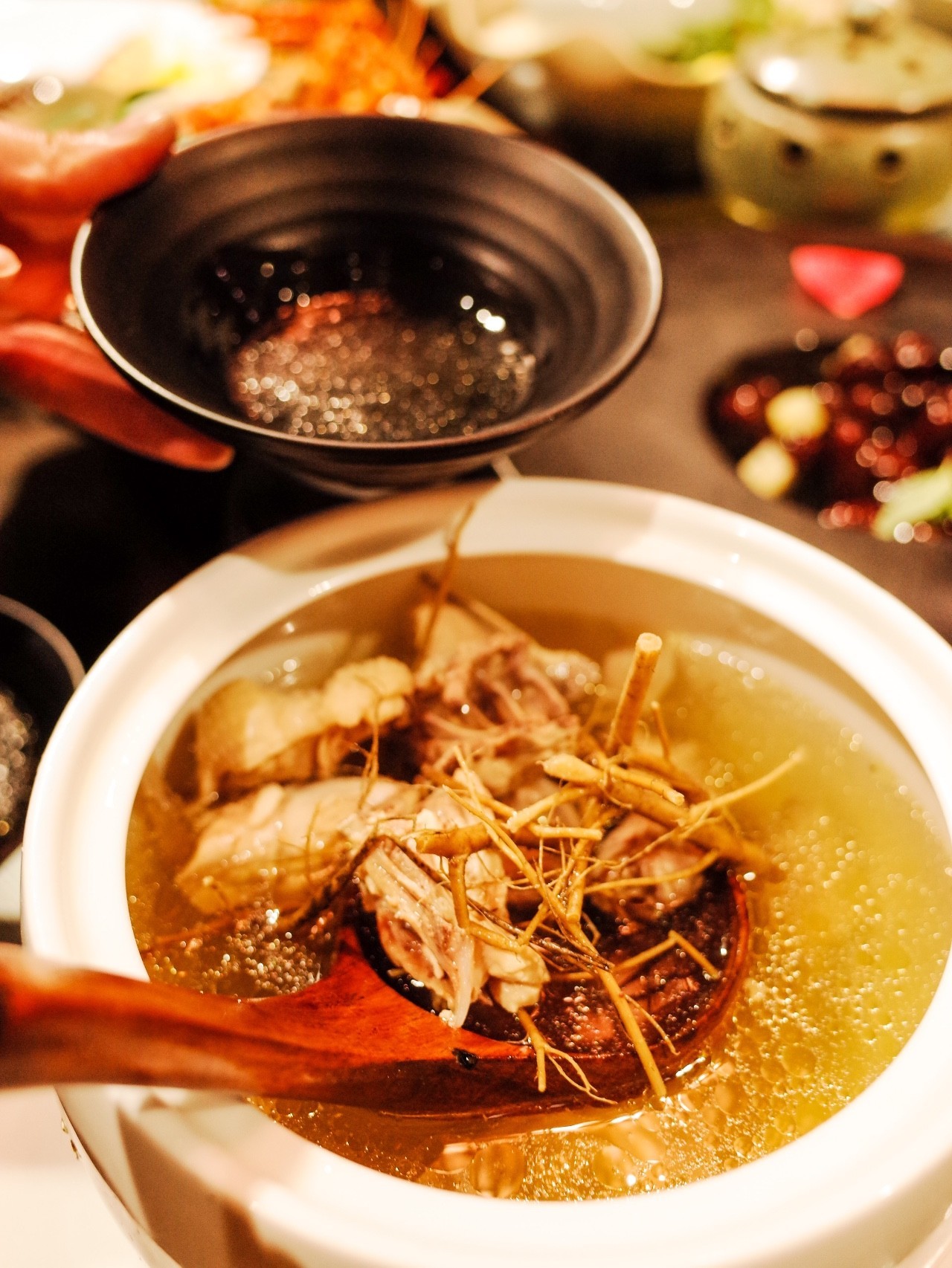 玉皇山下这家花园餐厅歧视单身狗!这么大的鱼头叫我怎么吃