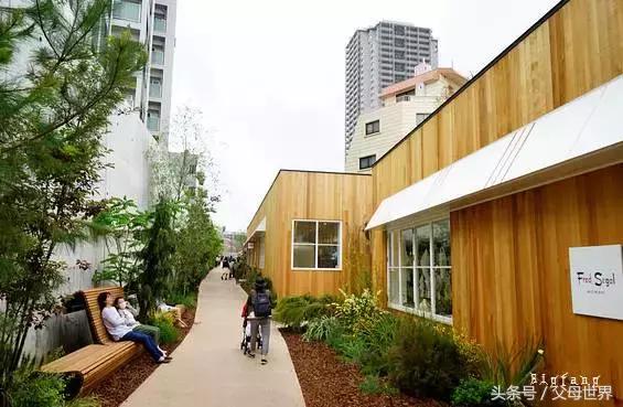 一个从来没用过童车的爸爸抱着孩子去日本水族馆吓人了！