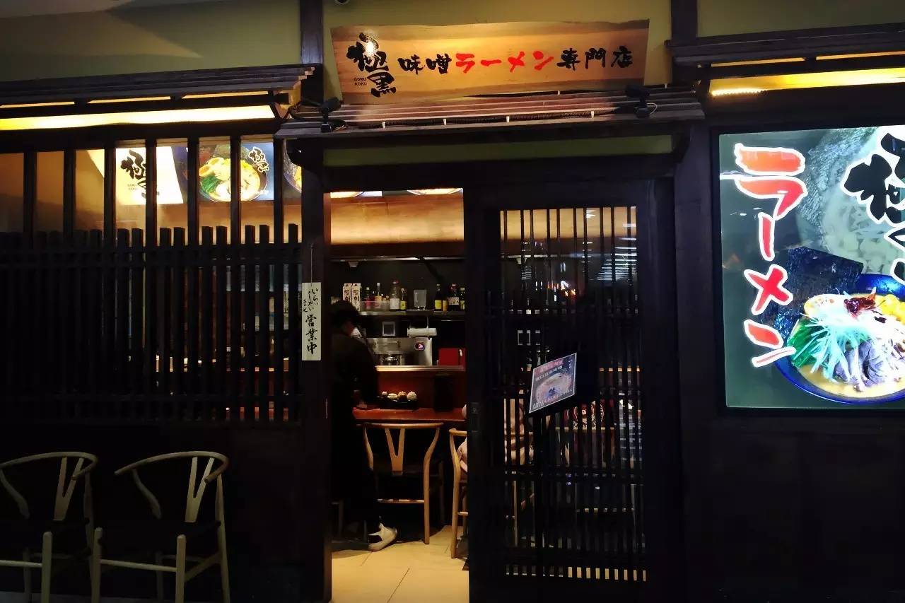 玉皇山下这家花园餐厅歧视单身狗!这么大的鱼头叫我怎么吃