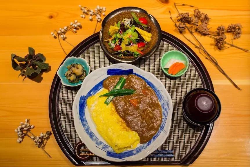 玉皇山下这家花园餐厅歧视单身狗!这么大的鱼头叫我怎么吃