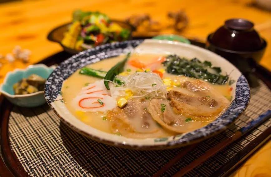 玉皇山下这家花园餐厅歧视单身狗!这么大的鱼头叫我怎么吃