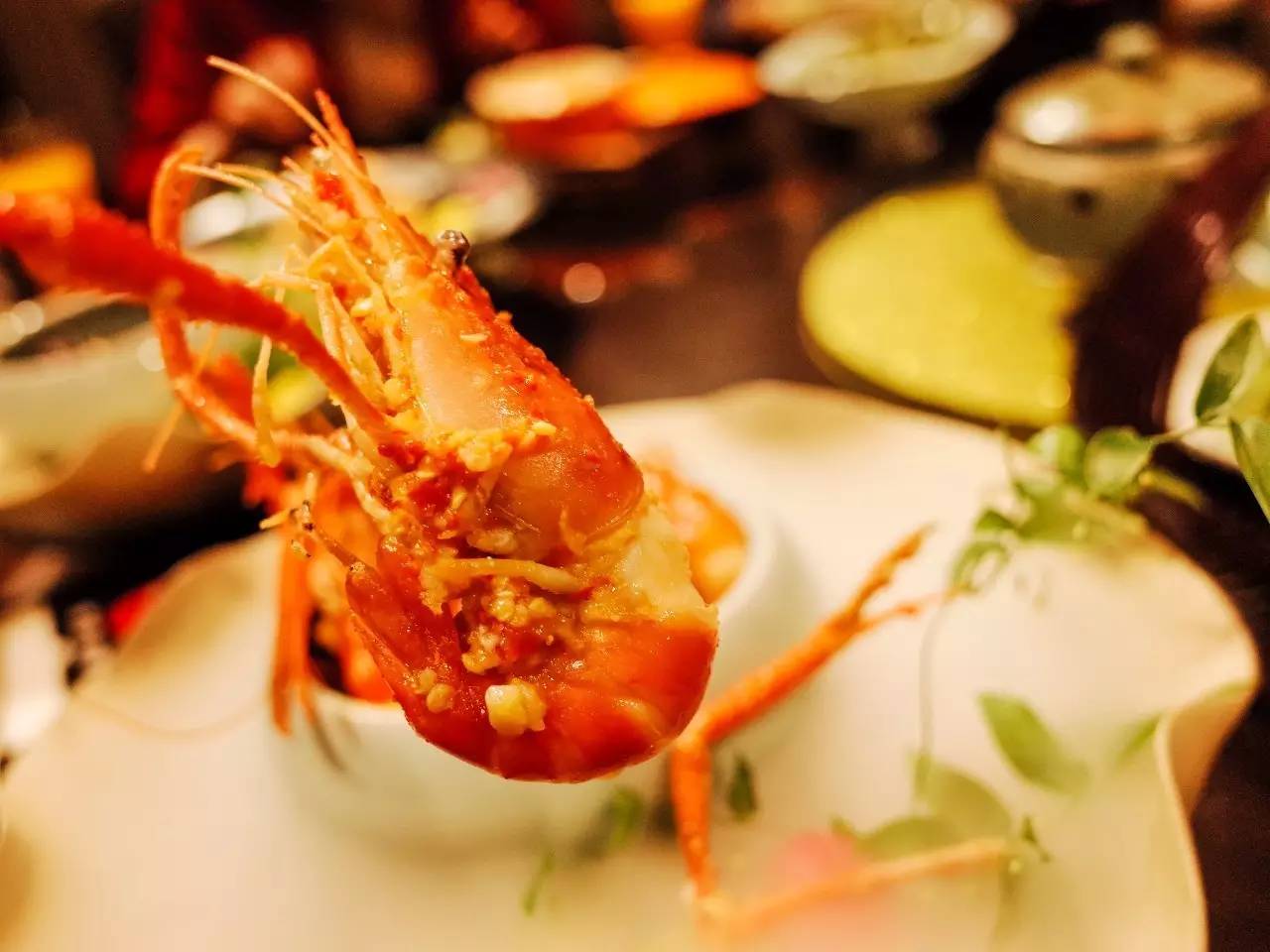 玉皇山下这家花园餐厅歧视单身狗!这么大的鱼头叫我怎么吃