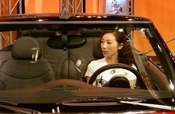 背景神秘的她出道从不拍吻戏，私底下十分富有，座驾却无比低调