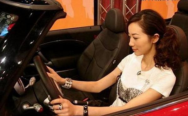 背景神秘的她出道从不拍吻戏，私底下十分富有，座驾却无比低调