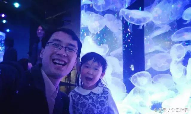 一个从来没用过童车的爸爸抱着孩子去日本水族馆吓人了！