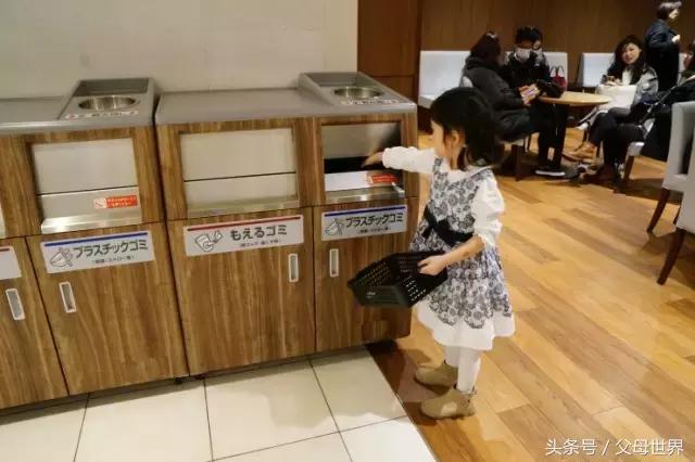 一个从来没用过童车的爸爸抱着孩子去日本水族馆吓人了！