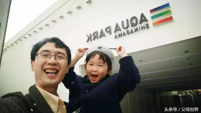一个从来没用过童车的爸爸抱着孩子去日本水族馆吓人了！