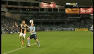 足球搞笑GIF（3）：老兄，你得注意点啊，几万人在看球赛呢