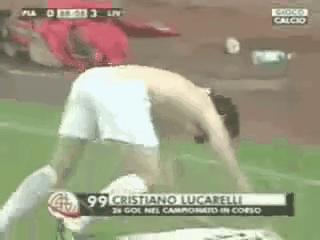 足球搞笑GIF（3）：老兄，你得注意点啊，几万人在看球赛呢