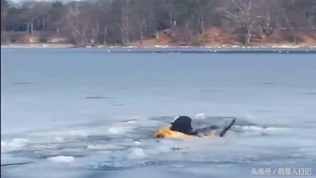 防溺水志愿者劝离下水游泳人员,抗洪水救灾救生队员被洪水冲走