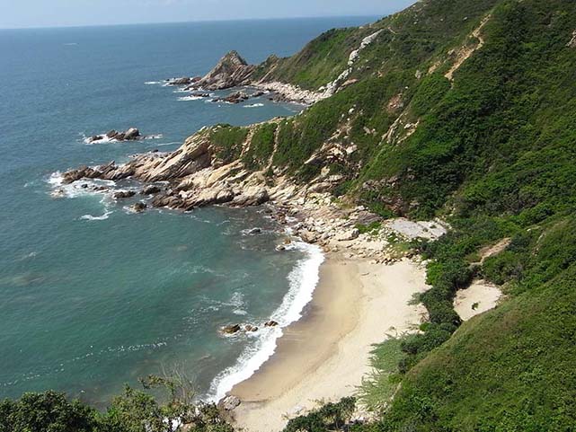 全国驴友徒步目的地,驴友在荒草依依山野徒步