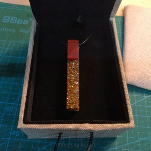 香槟金箔与木吊坠