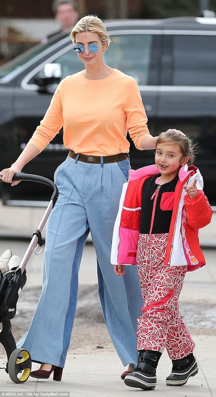 恶毒美媒体抓住伊凡卡川普的大屁股说事,怪只怪4千块的牛仔宽裤