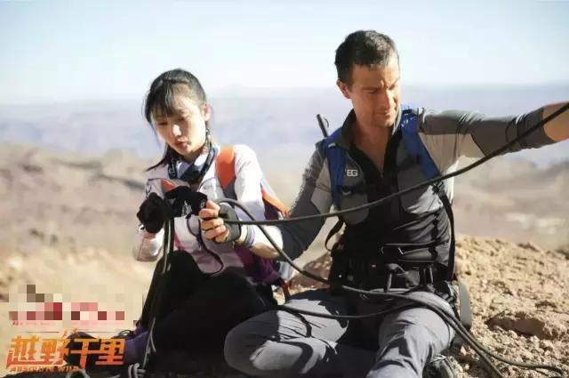 贝尔和柳岩吃蚯蚓,柳岩贝尔喝水