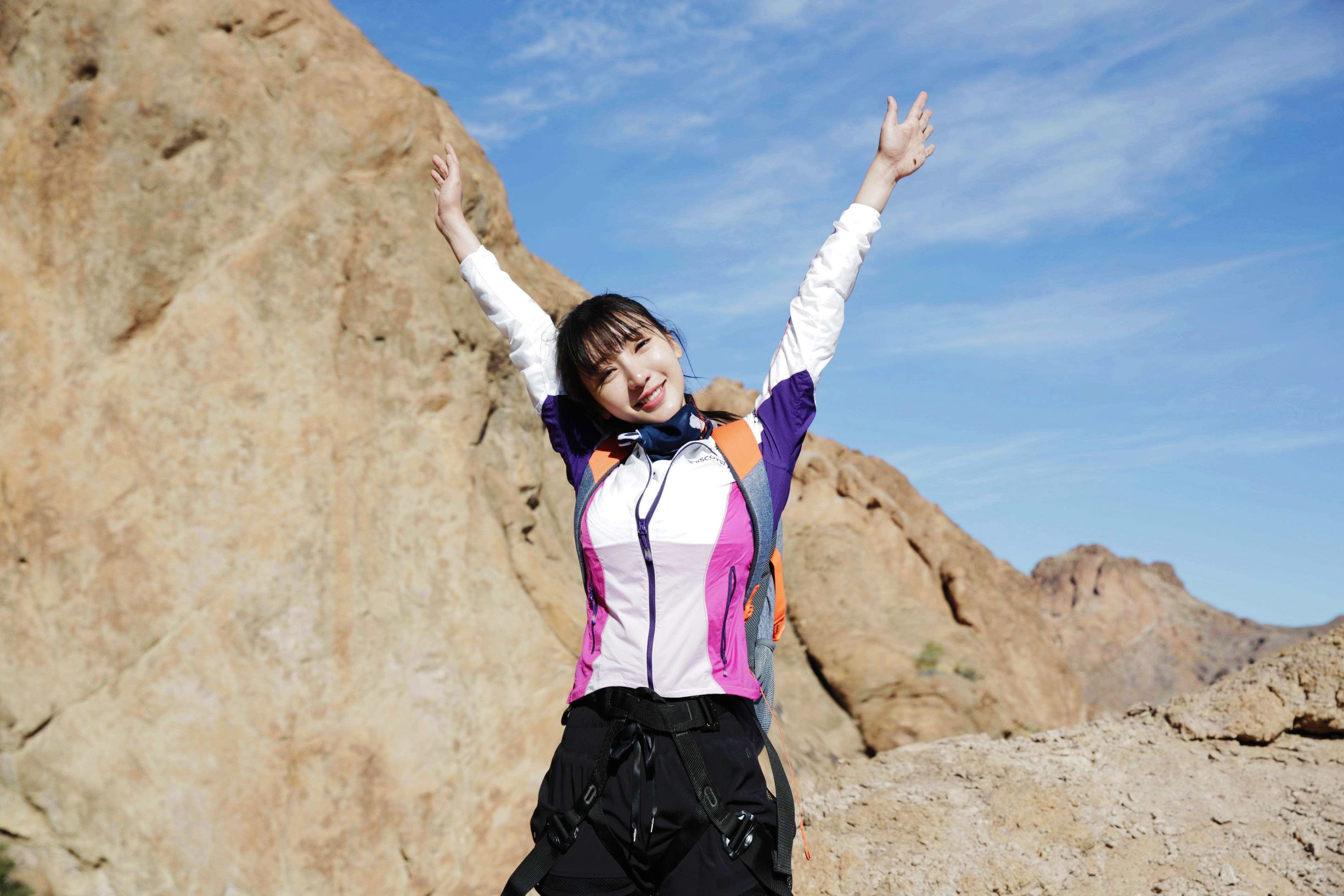 贝尔和柳岩吃蚯蚓,柳岩贝尔喝水