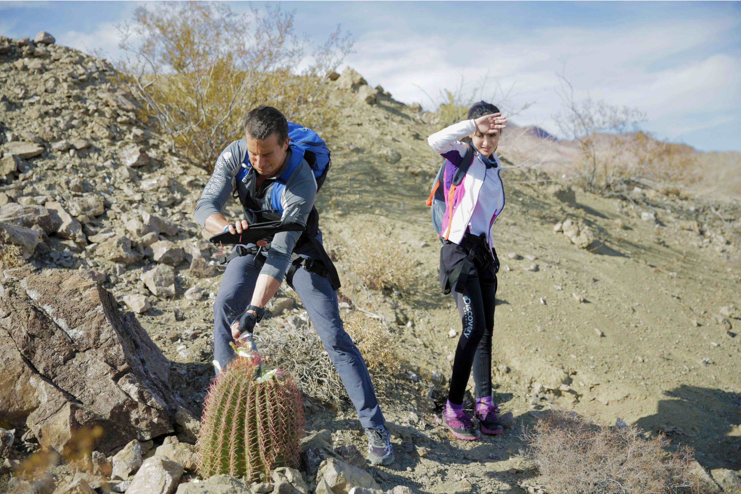 贝尔和柳岩吃蚯蚓,柳岩贝尔喝水