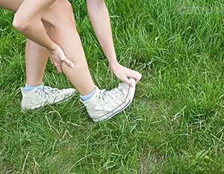 崴脚后抽筋是在恢复么,容易崴脚抽筋穿什么鞋