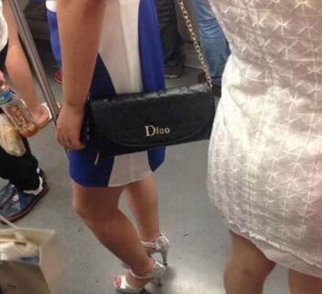 妹子你知道吗？衣服破了个口子，快点回去补补吧！