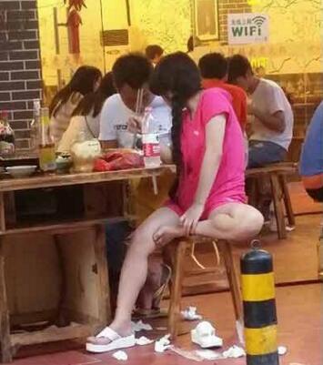 妹子你知道吗？衣服破了个口子，快点回去补补吧！