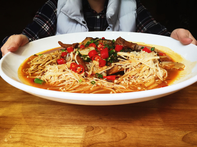 玉皇山下这家花园餐厅歧视单身狗!这么大的鱼头叫我怎么吃