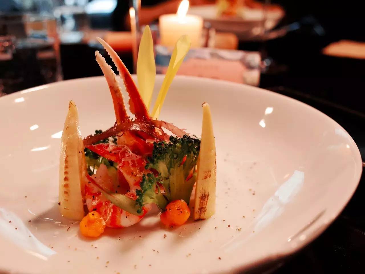 玉皇山下这家花园餐厅歧视单身狗!这么大的鱼头叫我怎么吃