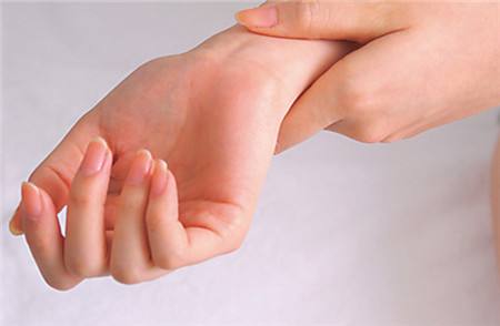 肾结石碰到后背就疼拍打会疼,后背隐隐痛是肾结石还是胆结石