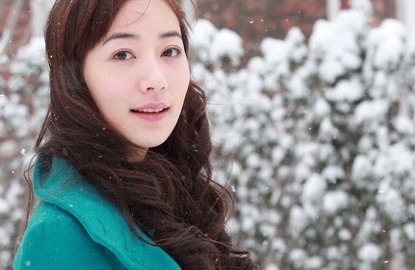 背景神秘的她出道从不拍吻戏，私底下十分富有，座驾却无比低调