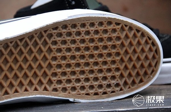 你从不注意的鞋底花纹，却成了乔丹科比封神的“秘密”