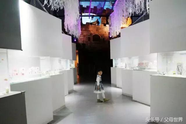 一个从来没用过童车的爸爸抱着孩子去日本水族馆吓人了！