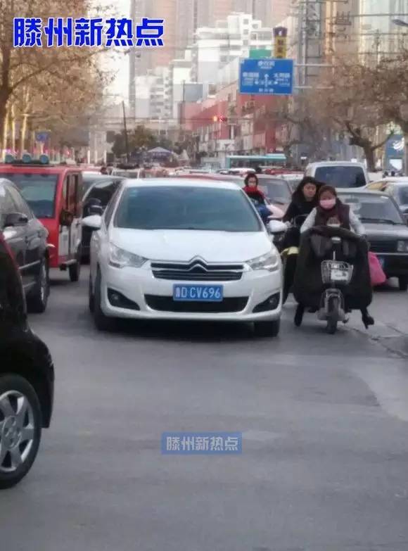 滕州：阳光国际一住户失火；滕都帝景附近一辆轿车翻车；在马路中间停车玩手机；某超市自己关店整改！出租车怼了警车！