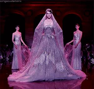 婚纱为什么显胸大,婚纱为什么一定是红色