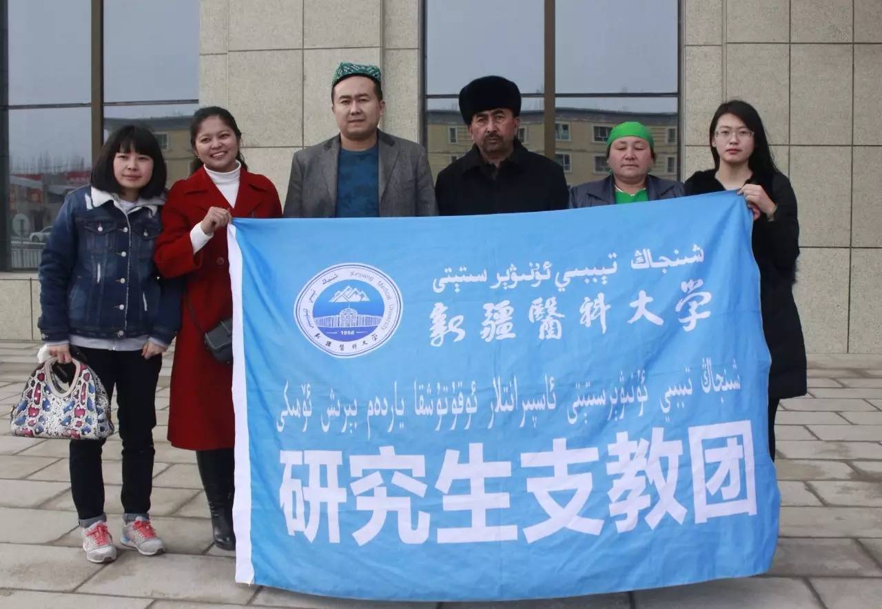 几百村民像过节一般站在村口，原来是为迎接他……